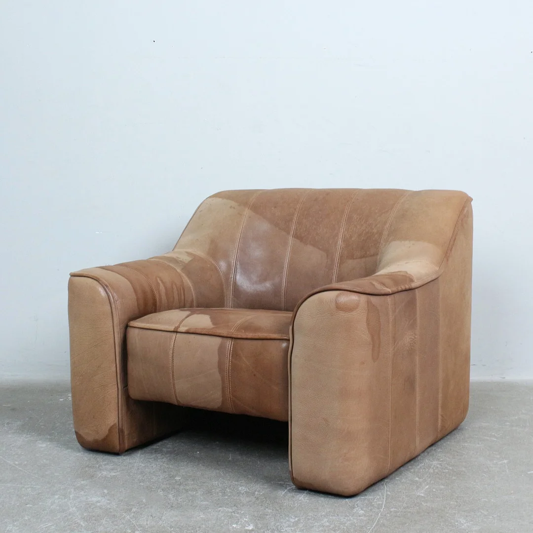 DE SEDE. Sessel / Lounge Chair, Modell 'DS 44', Büffelleder, Schweiz, 1970er Jahre. — Armchairs & Chairs — Stockholms Auktionsverk Düsseldorf/Neuss