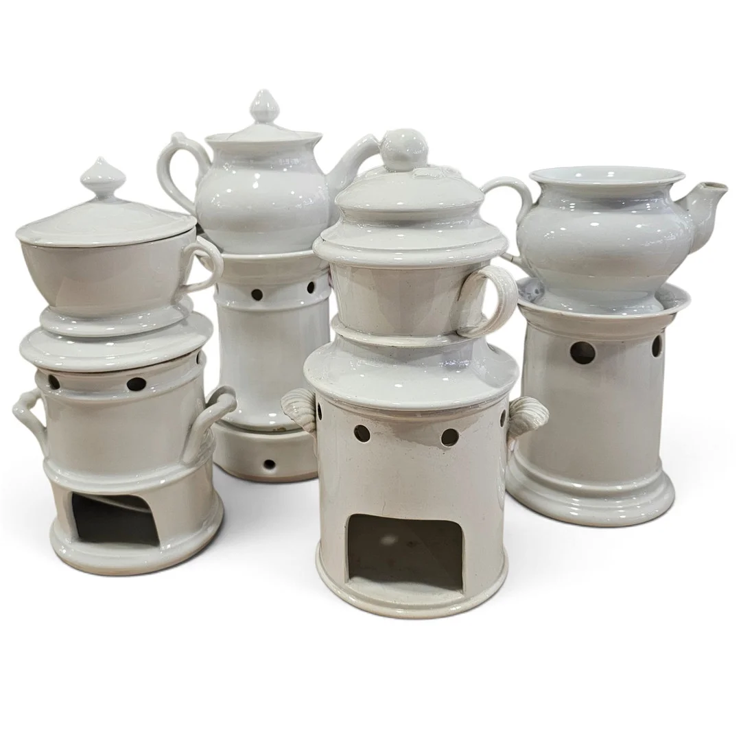 Colección de 4 teteras con infiernillo, Veilleuse-théière, Siglo XIX en porcelana blanca. — European — Arce Auctions