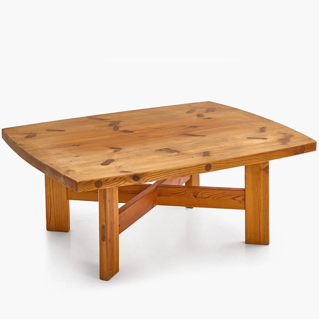 ROLAND WILHELMSSON (SVERIGE, 1928-2017). Soffbord, furu, signerat, 1970-tal. — Tables — Crafoord Auktioner Stockholm