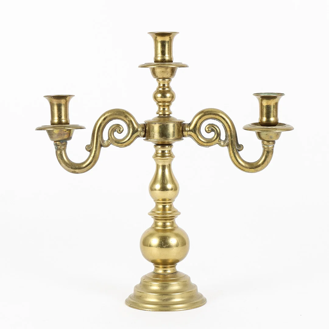KANDELABER gjuten mässing. — Pewter, Brass & Copper — Karlstad Hammarö Auktionsverk