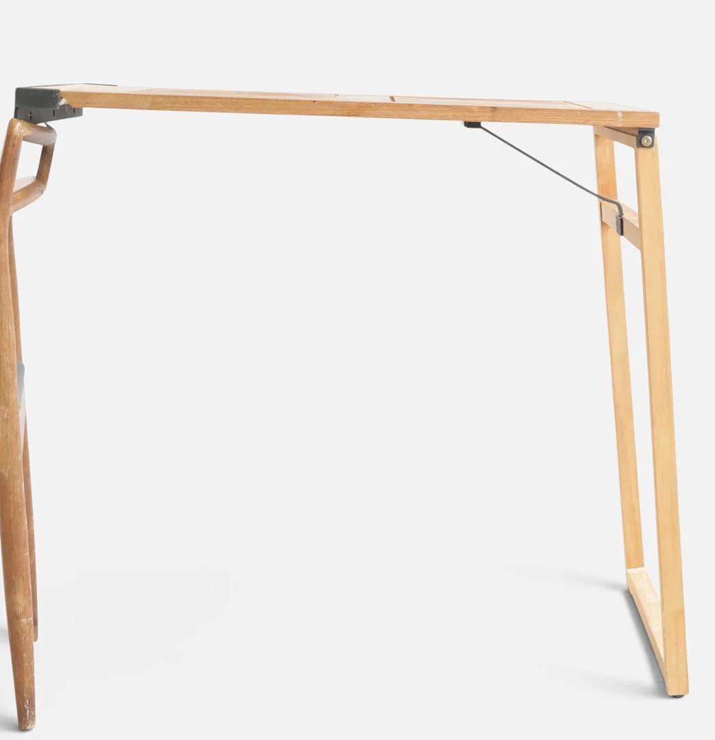 Foldbart bord til montering på væg, teak og lyst træ. Danmark, 21. århundrede. — Tables — Woxholt Auktionshus