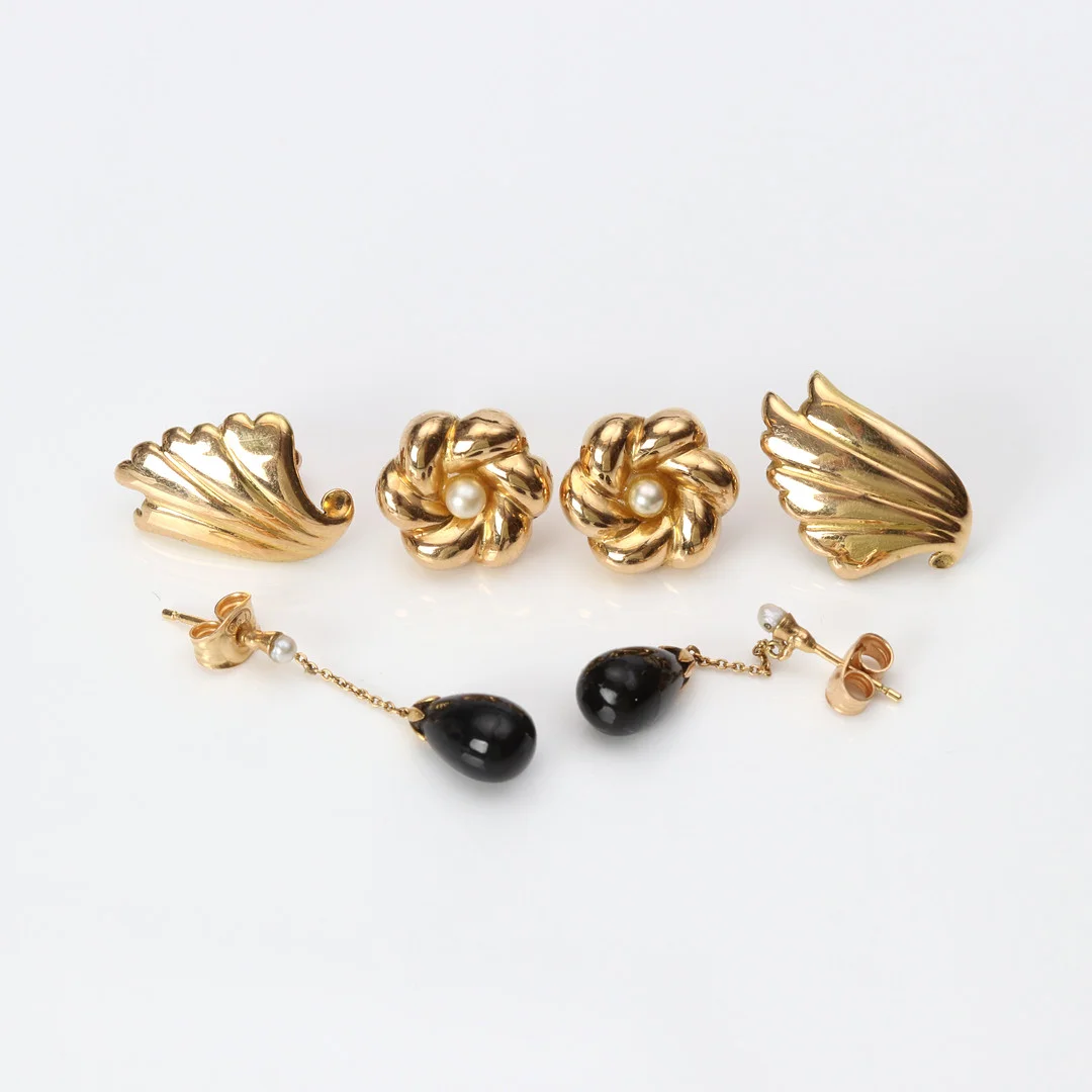 ÖRHÄNGEN, TRE PAR. 18k guld med fröpärlor och svarta stenar, totalvikt ca 10,0 gram. — Earrings — Skånes Auktionsverk