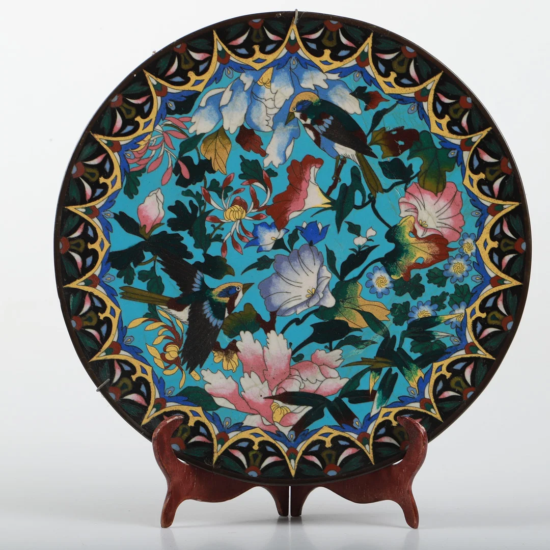 TALLRIK, cloisonne, Kina. — Cloisonné — Helsingborgs Auktionskammare