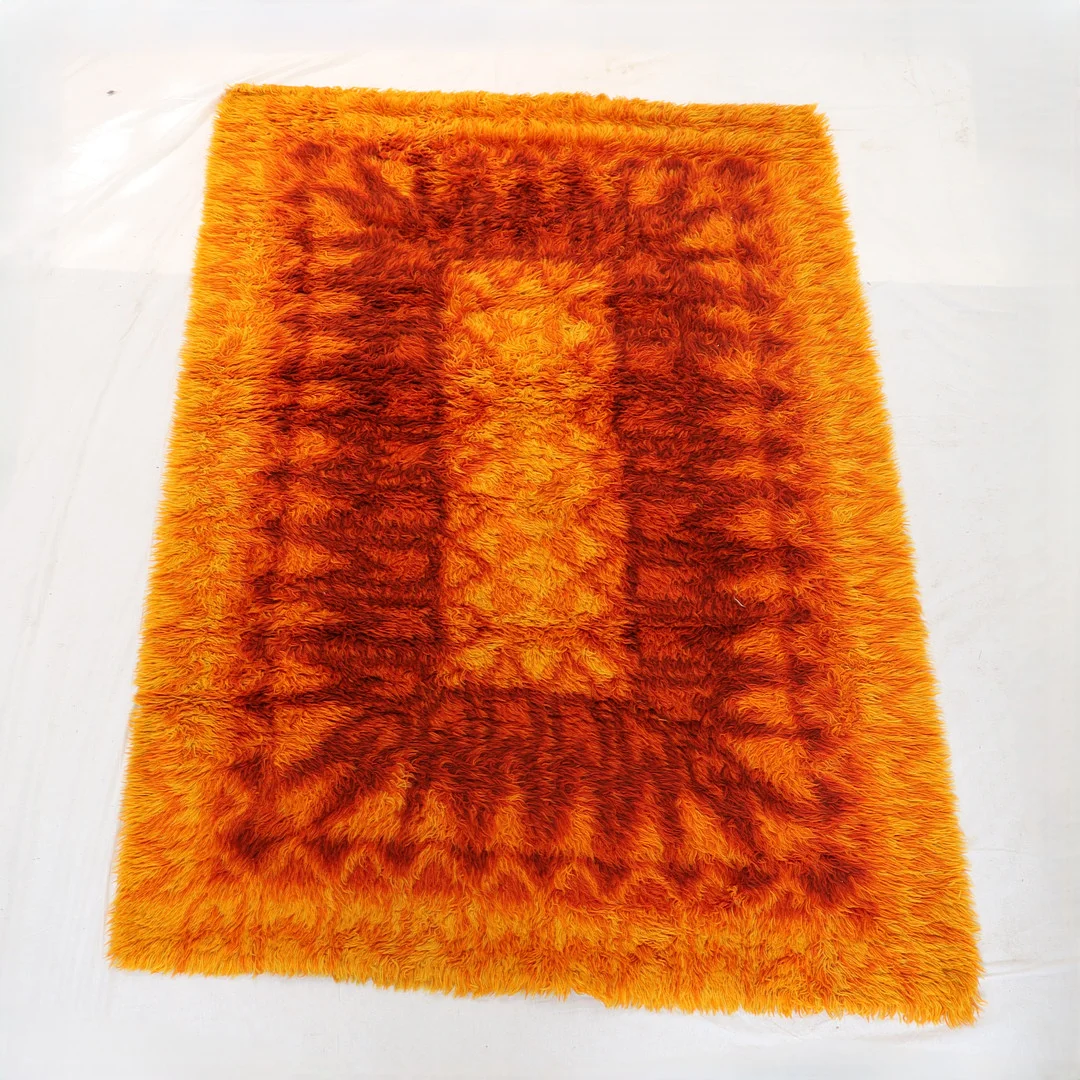 HANDKNUTEN MATTA, rya, 1970-tal. — Carpets — Falun Auktionsbyrå