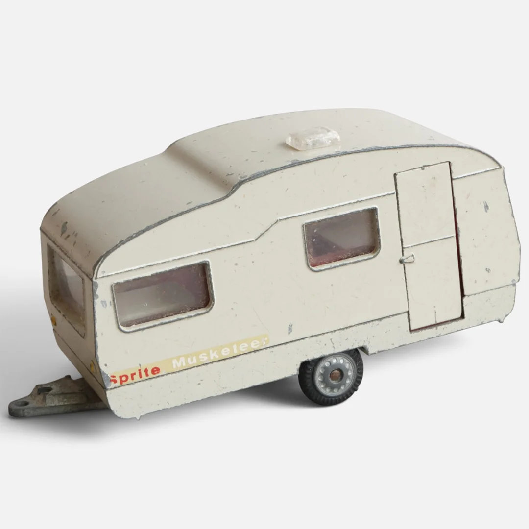 TEKNO DANMARK. Campingvogn, Sprite Musketeer, sandfarvet. Stemplet i bund. — Model cars — Woxholt Auktionshus