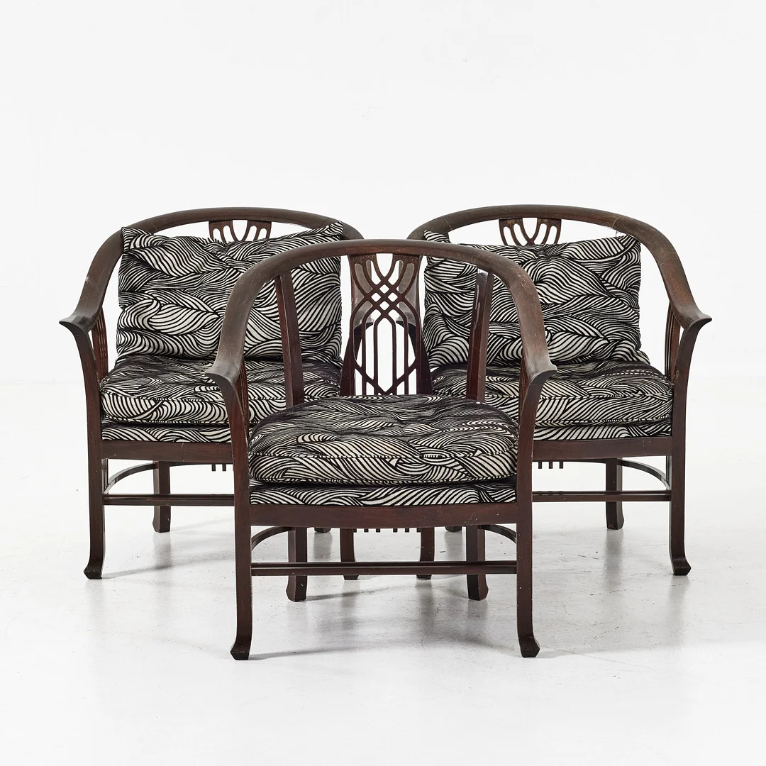 FÅTÖLJER, 3 st., möjligen Giorgetti Italien, 1980-tal, klädd i svartvitt mönstrad textil. — Armchairs & Chairs — Stockholms Auktionsverk Magasin 5