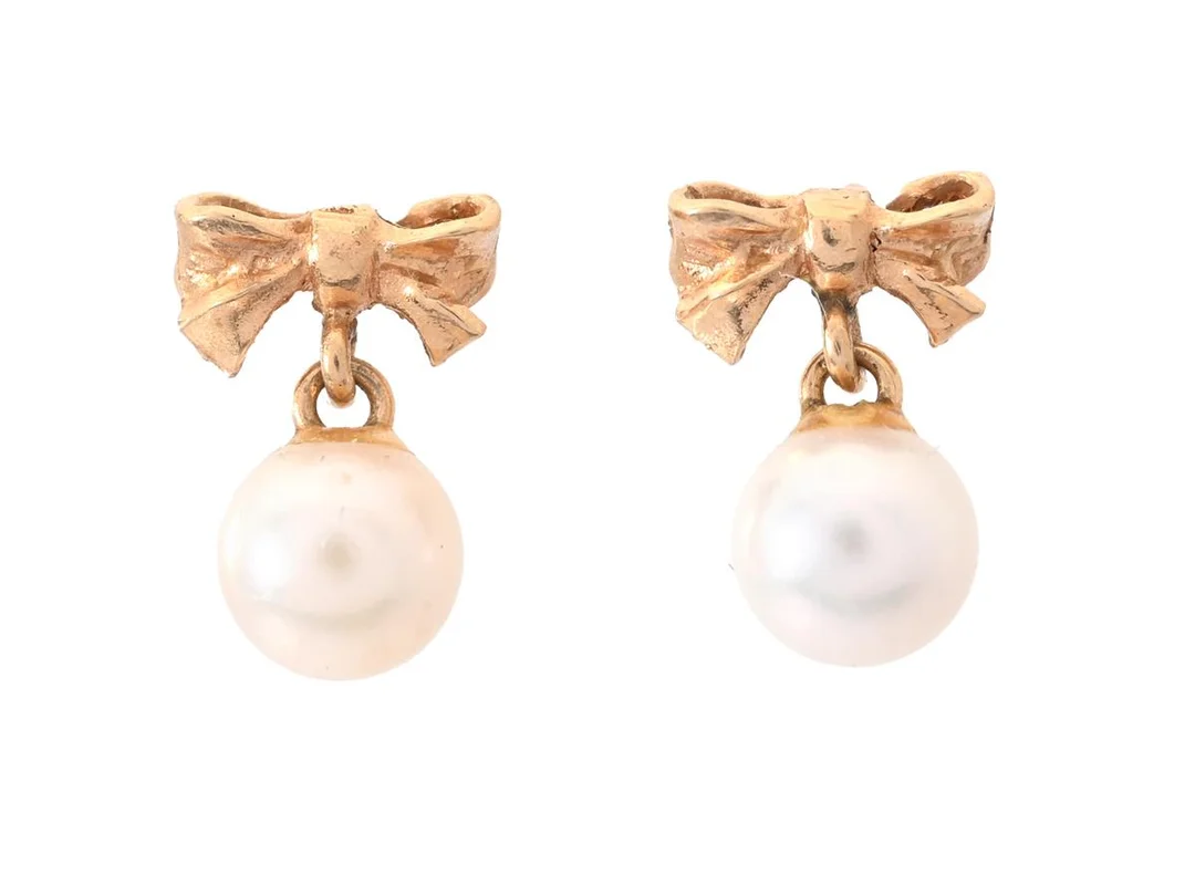 PÄRLÖRHÄNGEN, 18K guld, pärlor, rosetter, stift, höjd ca 1 cm, vikt ca 1,7 g. — Smycken/Pärlörhängen — Kaplans