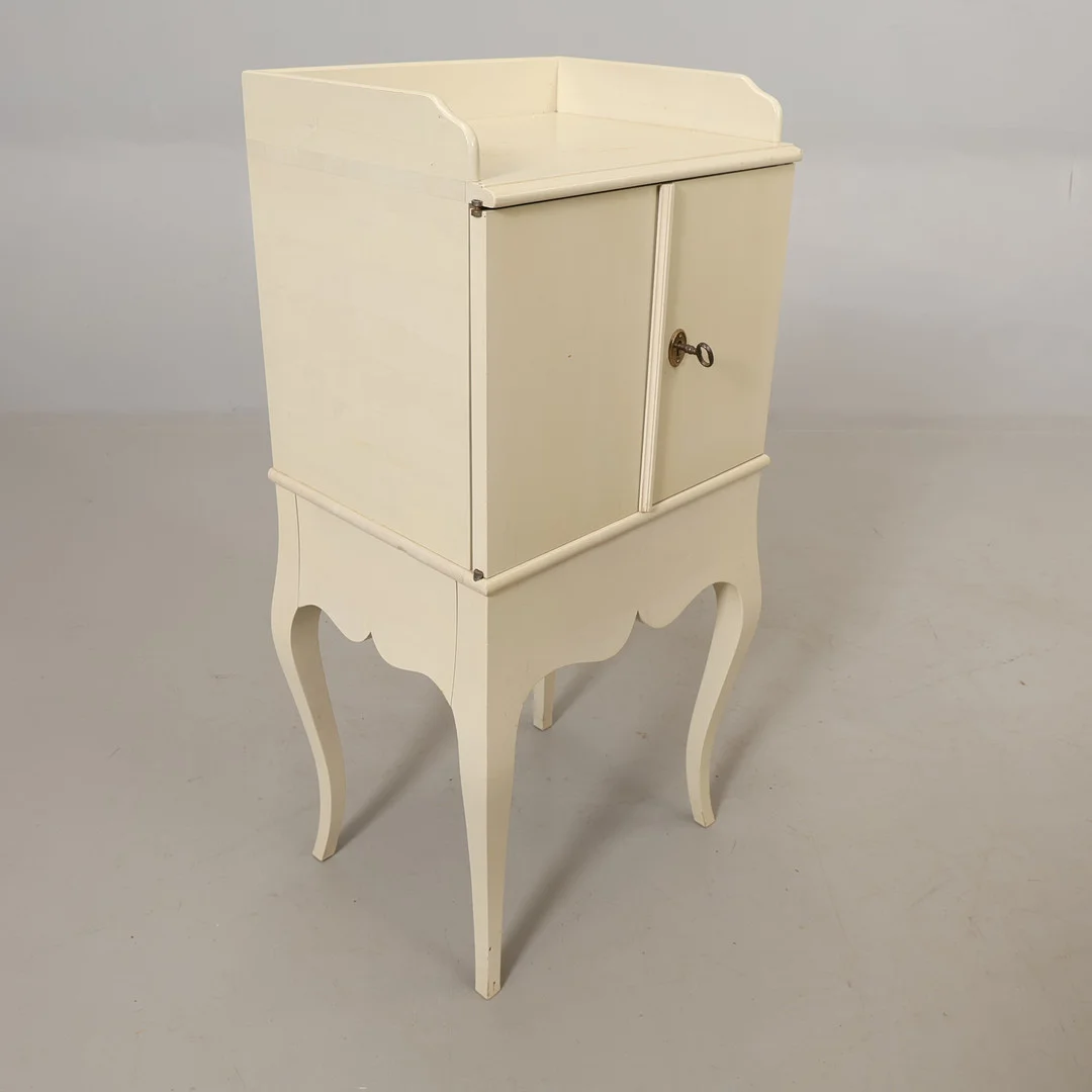 POTTSKÅP, "Sandbro", rokokostil, IKEA, ur 1700-talsserien, lackerat trä. — Cupboards, Cabinets & Shelves — Höörs Auktionshall