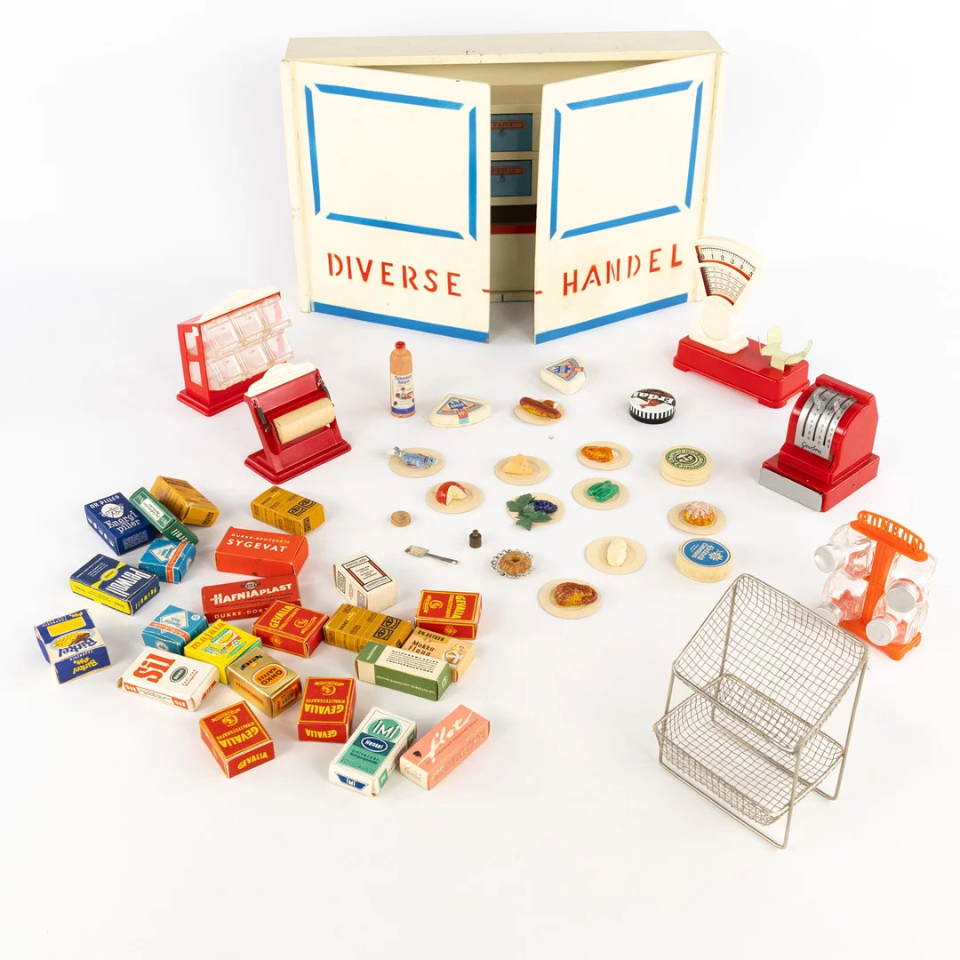 LEKSAKSAFFÄR, "Diverse-Handel", med inredning. — Toys — Karljohan Auktioner