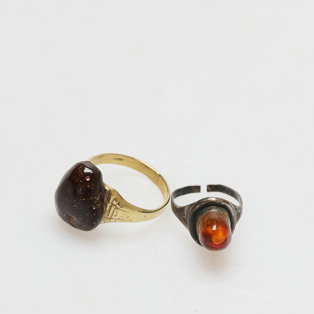 RINGAR, 2 st bärnsten, en i silver. — Rings — Gomér & Andersson Jönköping