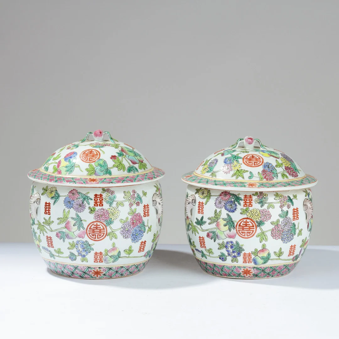 Et par kinesiske lågkrukker, polykrom dekoration med blomster og lykketegn, 20 årh. (2). — Oriental — Palsgaard Kunstauktioner