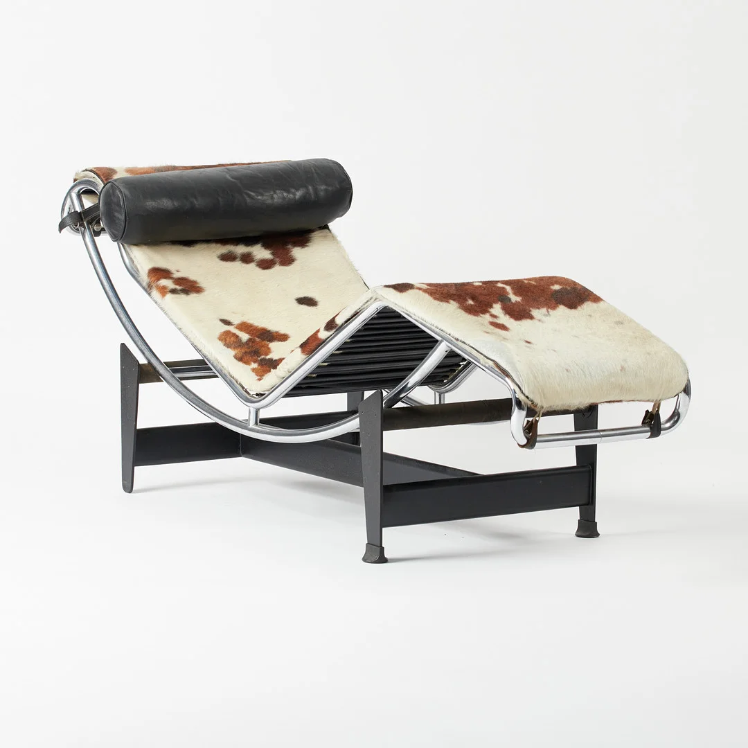 LE CORBUSIER, PIERRE JEANNERET & CHARLOTTE PERRIAND. Cassina. Liege, Modell 'LC4 / 4 Chaise Longue à Reglage Continu', Chromstahl, Metall, Kuhfell, Leder, Entwurf 1928, Italien. — Sofas & Seatings — Stockholms Auktionsverk Köln