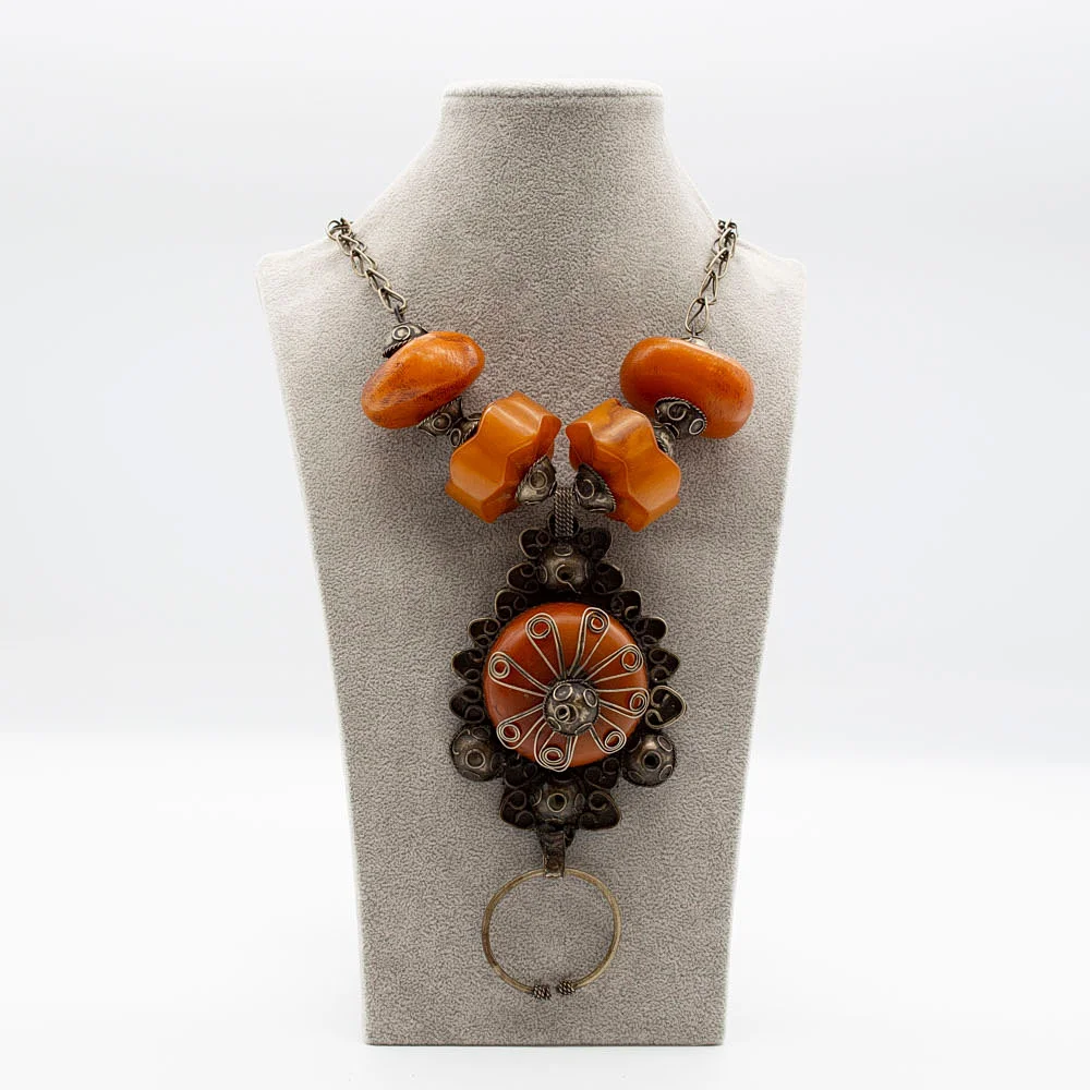 GROSSES BERBERCOLLIER, METALL, 5 GROSSE BERNSTEINFARBENE BAKELIT ELEMENTE, ENDLOSKETTE, 1970ER JAHRE. — Necklace — Kunst- und Auktionshaus Kleinhenz