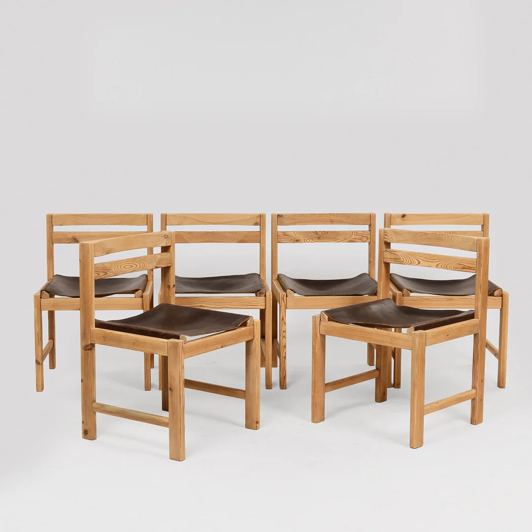 KNUD FÆRCH. Et sæt på seks stole med stel af fyrretræ, sæder udspændt med kernelæder, Sorø Stolefabrik, model 377, Danmark, 1970'erne, (6). — Armchairs & Chairs — Palsgaard Kunstauktioner