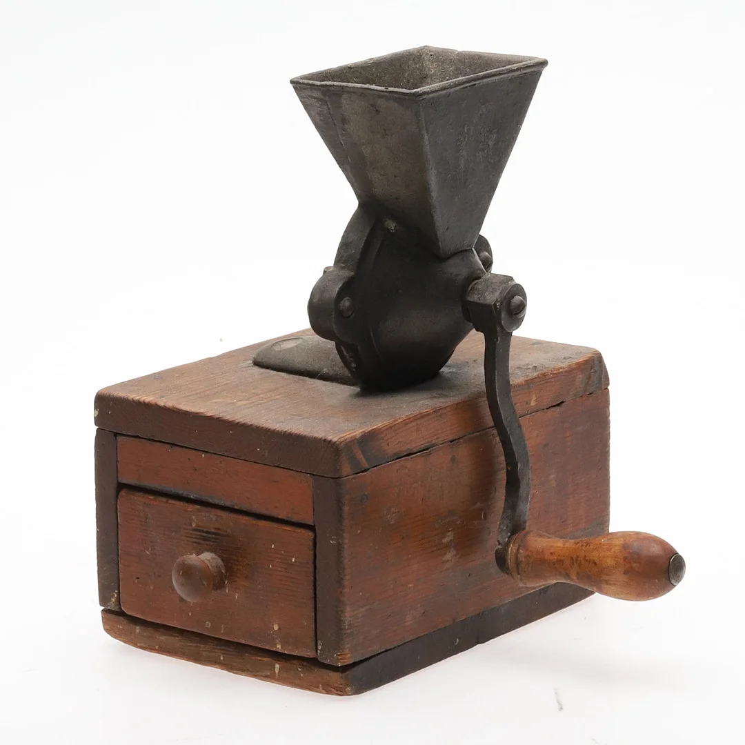 KAFFEKVARN, järn/trä, 1800/1900-tal. — Miscellaneous — Örebro Stadsauktioner