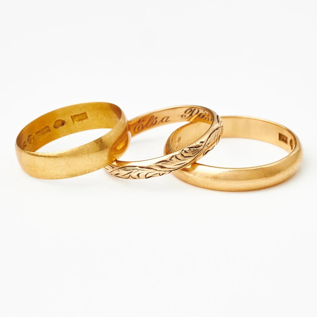VIGSELRINGAR, 3 st., varav 2 st i 18 k guld resp. 23 k guld. — Rings — Stockholms Auktionsverk Magasin 5