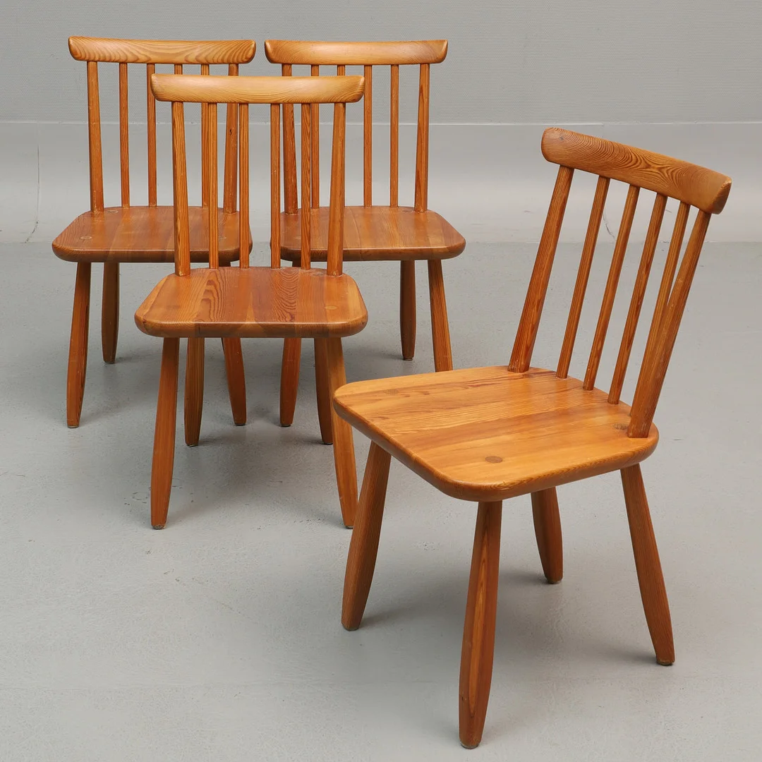 FERDINAND LUNDQUIST. Pinnstolar, 4 st, furu, 1900-tal. — Armchairs & Chairs — Ekenbergs Auktioner