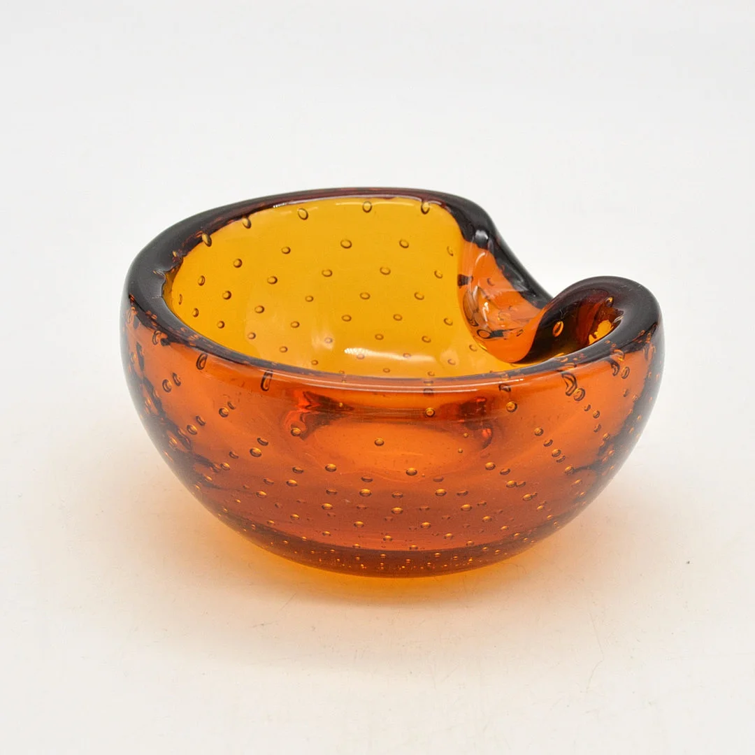 DESIGNERSCHALE, STUDIOGLAS, BERNSTEINFARBE, KONTROLLIERTE LUFTEINSCHLÜSSE, SKANDINAVISCH, UM 1950ER JAHRE. — Art glass — Kunst- und Auktionshaus Kleinhenz