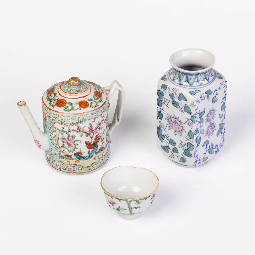 CHINESE, THREE PORCELAIN ITEMS. (3). — Ceramics & Porcelain — Griffin’s Auctioneers