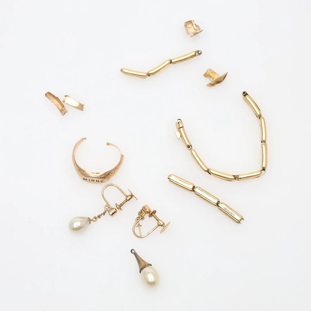 GULDDETALJER 18K, guld, bruttovikt ca 9,3 gram. — Objet de vertu & Miscellaneous — Borås Auktionshall