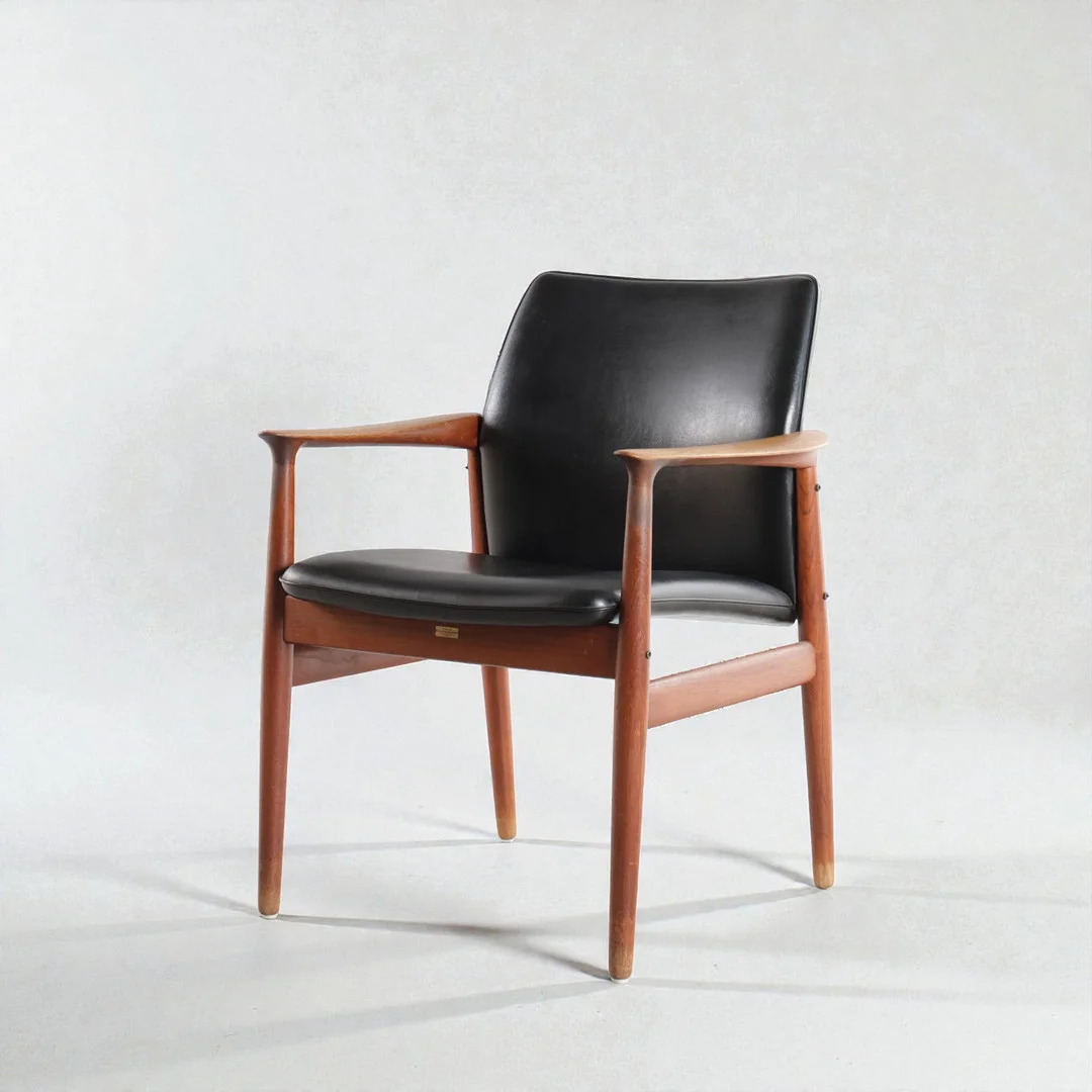 GRETE JALK. Armstol af teak, betrukket med sort skai. Udført hos Glostrup Møbelfabrik. Danmark, 1960'erne. — Armchairs & Chairs — Woxholt Auktionshus