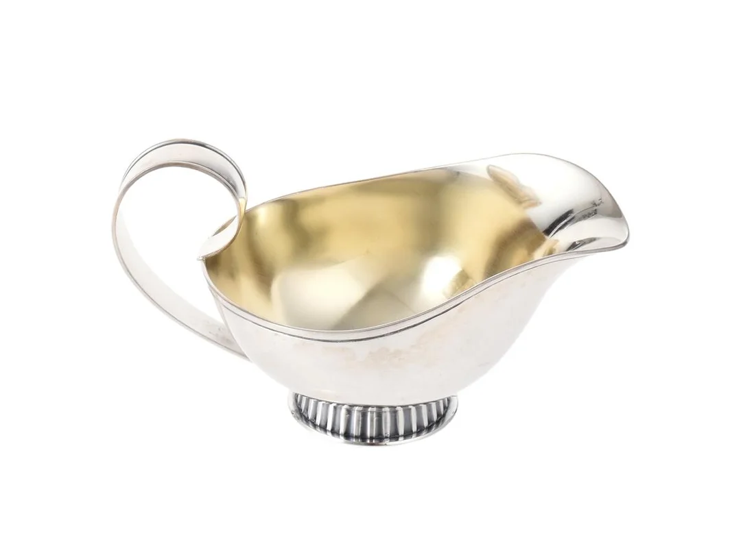 GRÄDDKANNA, silver, Thore Eldh för Ceson, Göteborg 1949, höjd 5,2 cm, längd 9,4 cm, vikt ca 53,8 g. — Silver/Kanna — Kaplans