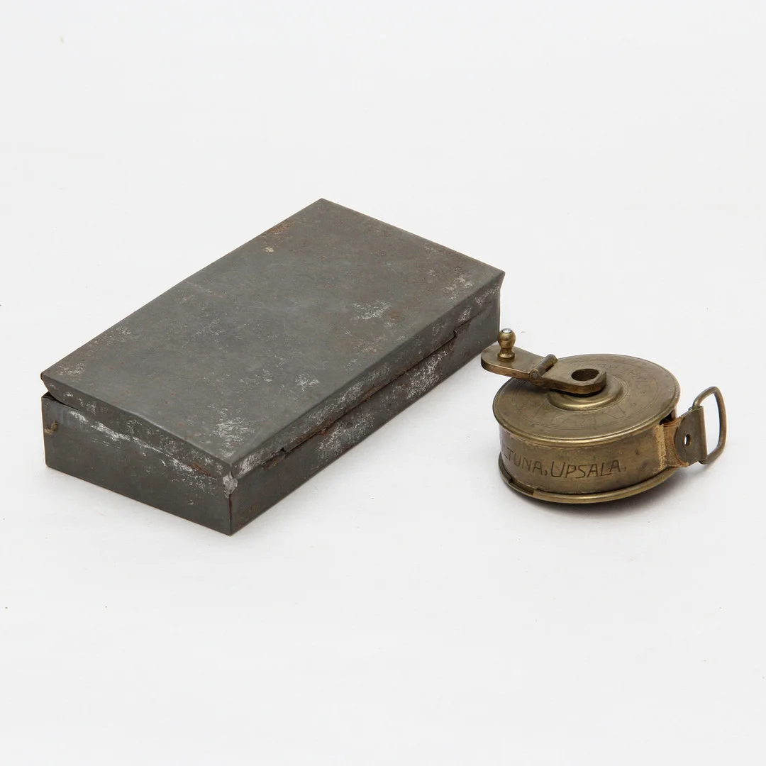 MÄRKEN/KNAPPAR/MÄTBAND, delvis antikt. — Other — Kalmar Auktionsverk