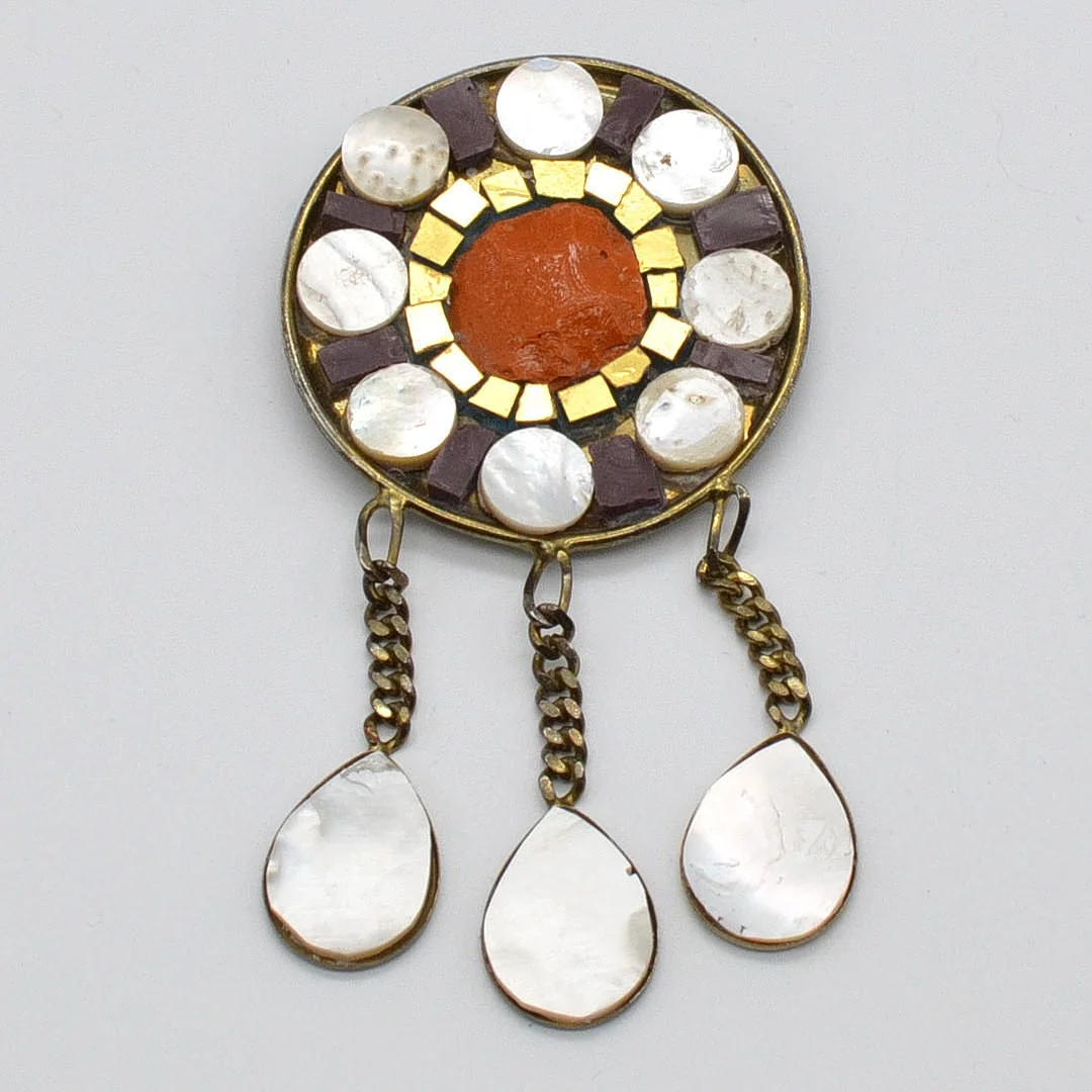 BROSCHE IN ANLEHNUNG AN KAISER JUSTINIAN SCHEIBENFIBEL, MODERNE NACHBILDUNG, HANDGEMACHT, PERLMUTT UND GLAS AUF METALL. — Brooches & Pendants — Kunst- und Auktionshaus Kleinhenz