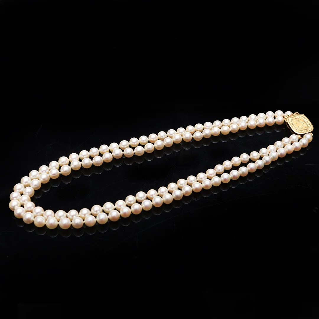 PÄRLCOLLIER, med lås i 18 k, guld. — Necklace — Kalmar Auktionsverk