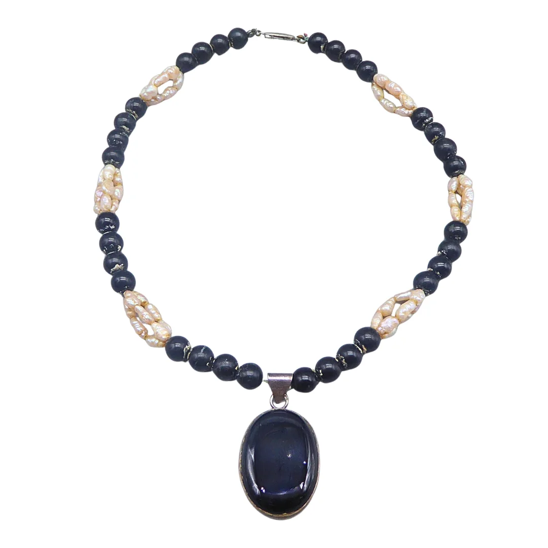 EDELSTEINKETTE MIT PERLEN UND OVALEM ANHÄNGER. — Necklace — Auktionshaus Stuber's Hammerschlag