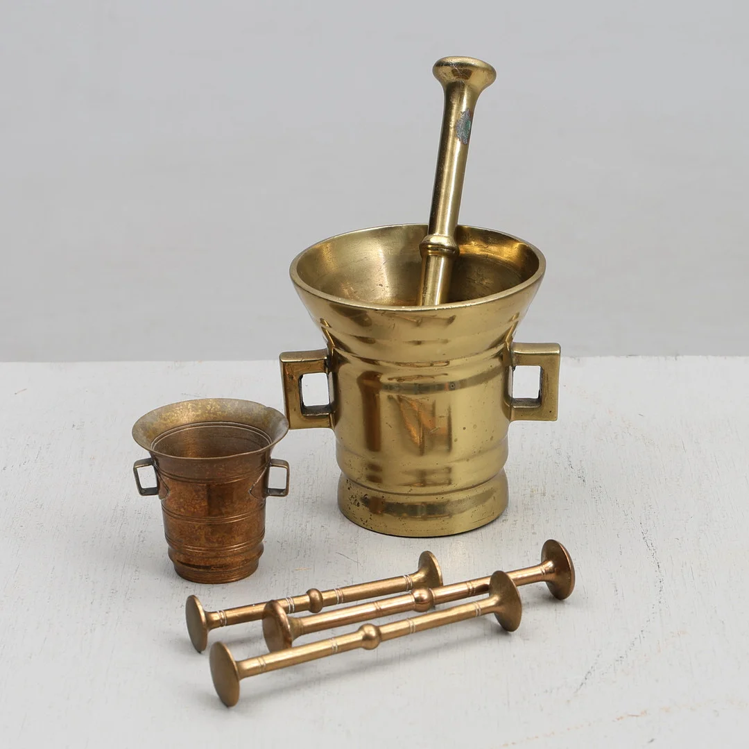 MORTLAR, 2 st, med stöt, mässing, 1900-tal. — Pewter, Brass & Copper — Gomér & Andersson Jönköping