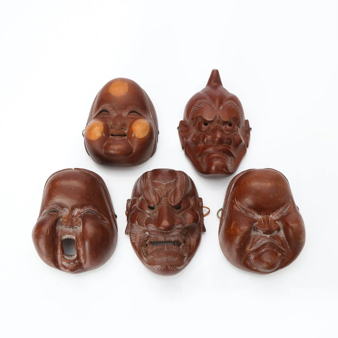 MINIATYRMASKER, FEM ST. Skuret trä, efter japanska NO-teatermasker, 1900-tal. — Wood — Skånes Auktionsverk