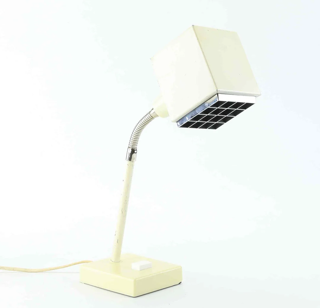 BJÖRN SVENSSON. Bordslampa, "Kuben", metall/plast, Elidus, 1970-tal. — Table Lamps — Hälsinglands Auktionsverk
