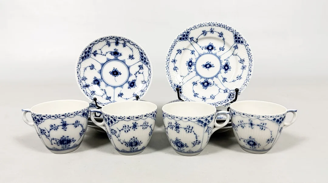 SERVISDELAR, 12 delar, "Musselmalet", Royal Copenhagen, Danmark. — Tableware — Auktionshuset STO Bohuslän