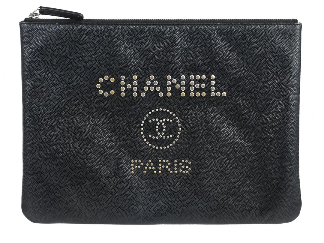 CHANEL, CLUTCH, Medium Caviar Deauville Studded O Case Clutch, svart kaviarläder, silverfärgade beslag, 26,5x20 cm, hologrammärkt 25611673, år 2018. Good Condition. — Accessoarer/Väskor — Kaplans