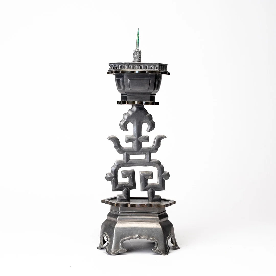 LJUSSTAKE, tenn, Kina, 1900-talets första hälft. — Candlesticks — Auktionshuset Kolonn