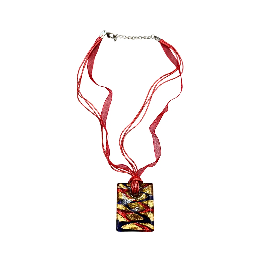 HALSKETTE AUS TEXTIL MIT GLASANHÄNGER UND KARABINERVERSCHLUSS. — Jewellery — Auktionshaus Stuber's Hammerschlag