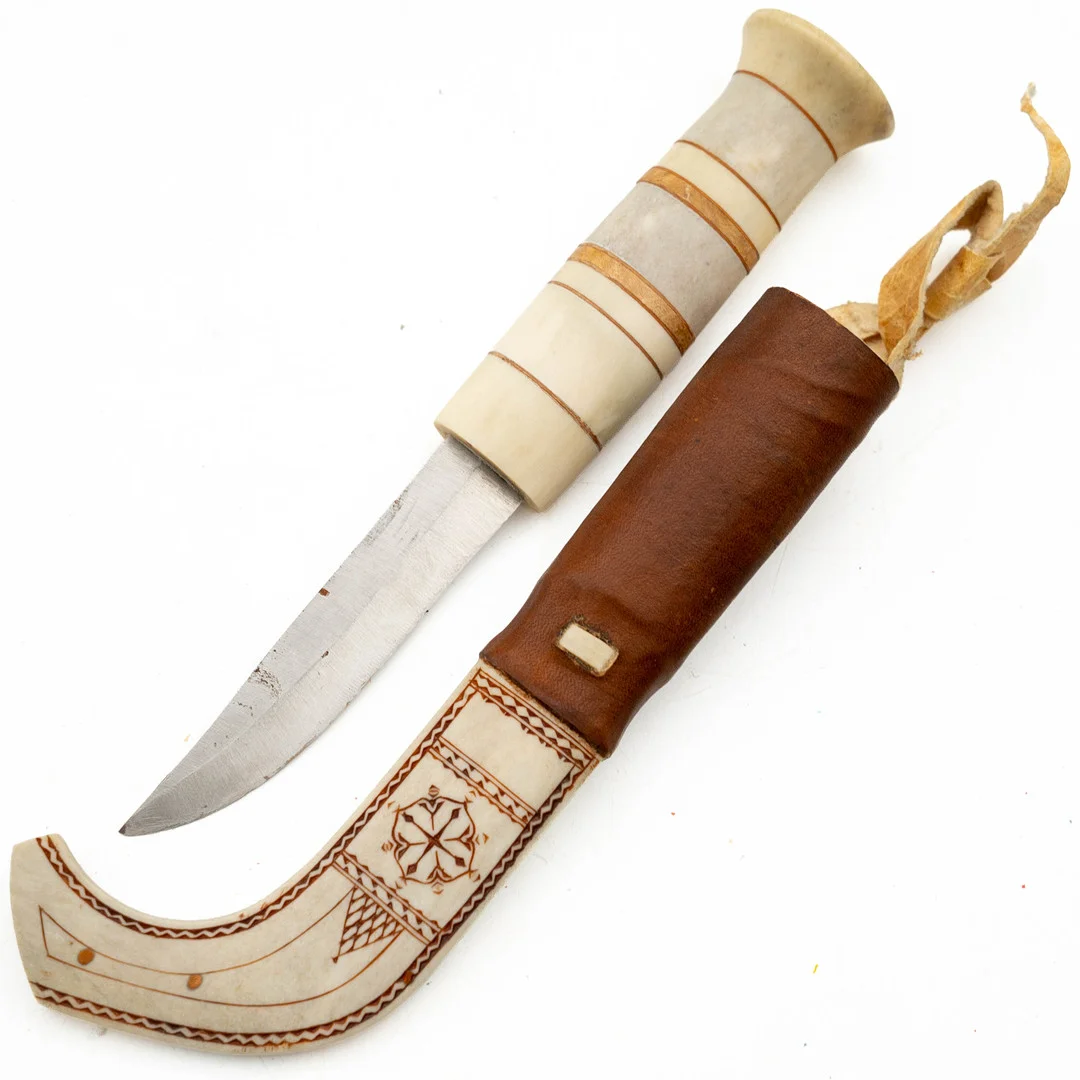 SIGURD MALMFJORD. Halvhornskniv, Tärnaby, monogramsignerad SM. — Sami Arts & Crafts — Norrlands Auktionsverk