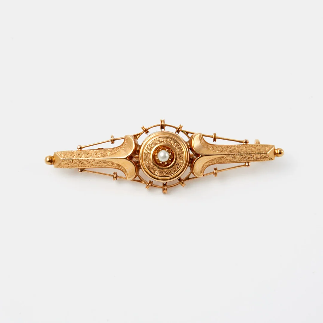 BROSCH, 18 k guld, 1800-talets slut, 1 orientalisk pärla, svensk kontrollstämpel, graverad dekor. — Brooches & Pendants — Stockholms Auktionsverk Sickla
