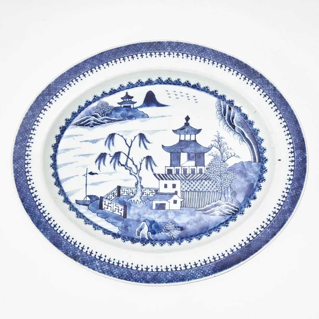 SERVERINGSFAT, porslin, Kina, Jiaqing (1796-1820), oval form, dekor av flodlandskap med pagoder och tårpil i underglasyrblått. — Ceramics & Porcelain — Stockholms Auktionsverk Magasin 5