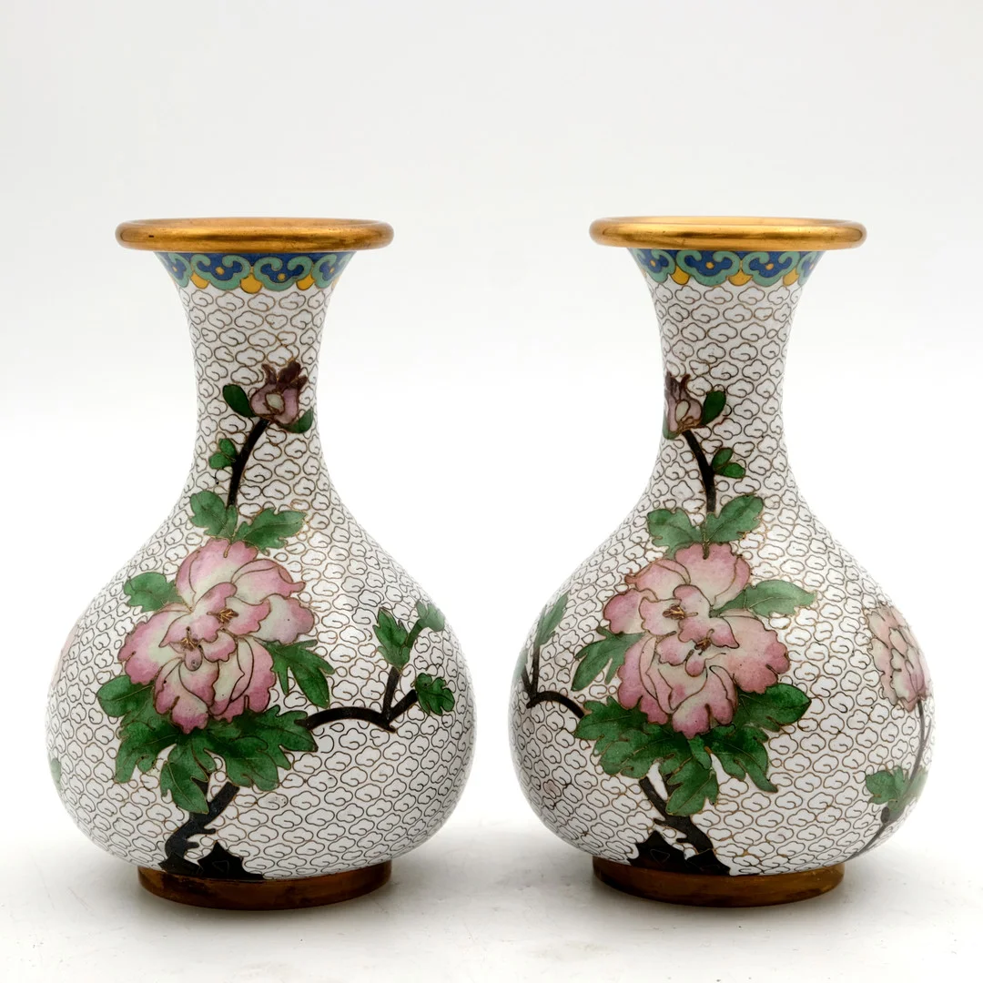 VASER. Cloisonné, Kina 1900-tal (2st). — Cloisonné — Norrlands Auktionsverk