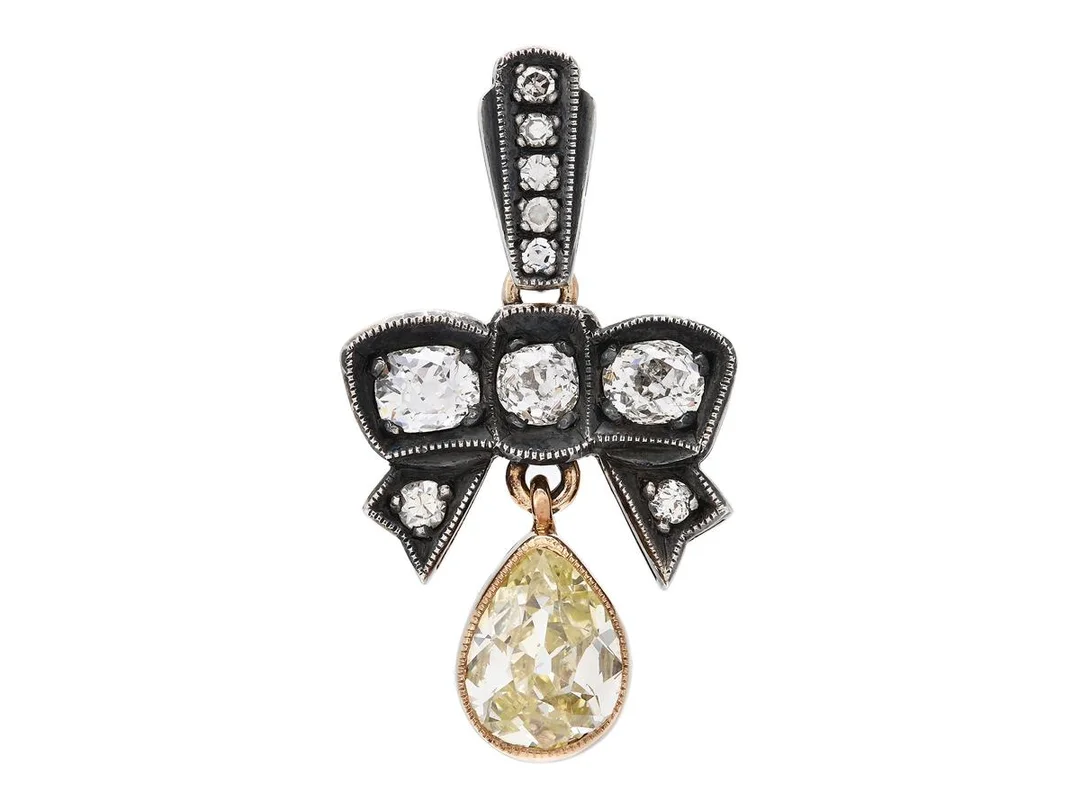 HÄNGE, 14K guld/silver, droppslipad diamant ca 0,90 ct, antik- gammal- och åttkantslipade diamanter ca 0,70 ctv, märkt Karl Fabergé, antik, troligen St Petersburg, ca 1910, höjd 28 mm, vikt 2,8 g, den gula diamanten har liten skada vid rondisten. — Smycken/Hänge — Kaplans