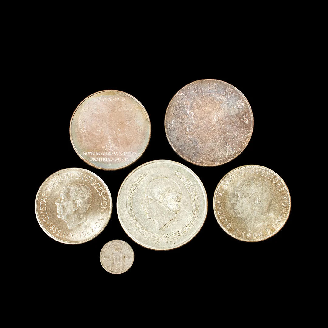 SILVERMYNT, 6 st Mexico 5 pesos, Kina 1 yuan, Sverige Gustaf VI Adolf 5 kr 1959 samt 1962, Carl XVI Gustaf minnesmynt bröllop 1976, Oscar II, 10 öre 1875. — Coins & Banknotes — Stockholms Auktionsverk Sickla