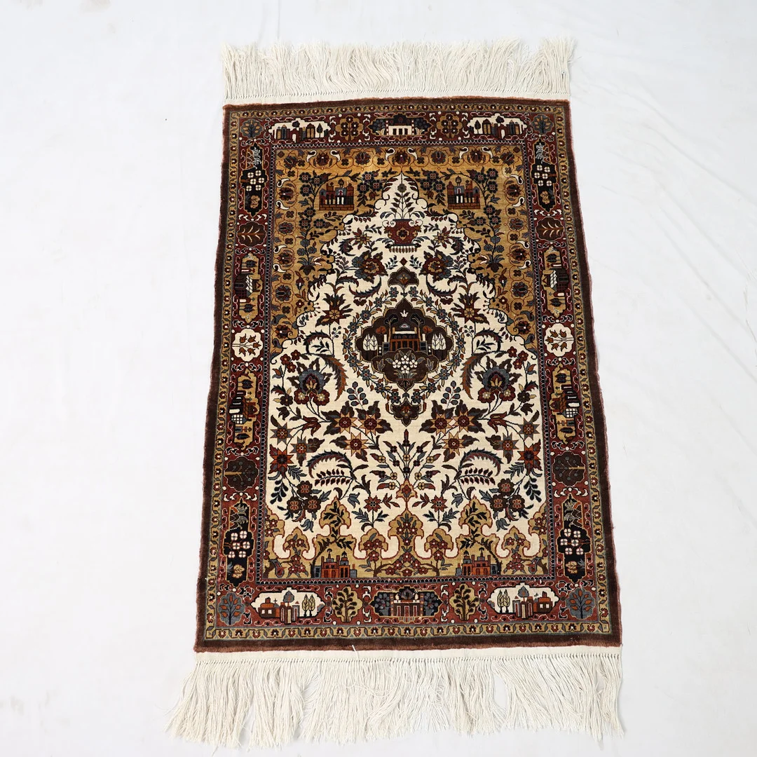 HANDKNUTEN MATTA, Orientalisk, möjligen silke. — Oriental Carpets & Textiles — Falun Auktionsbyrå