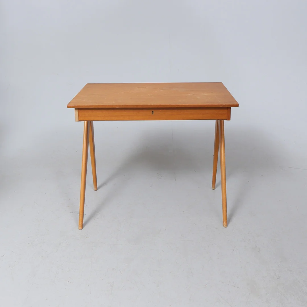 YNGVE EKSTRÖM. Toilettebord/sminkbord, ESE-möbler, 1900-talets mitt. — Tables — Gomér & Andersson Linköping