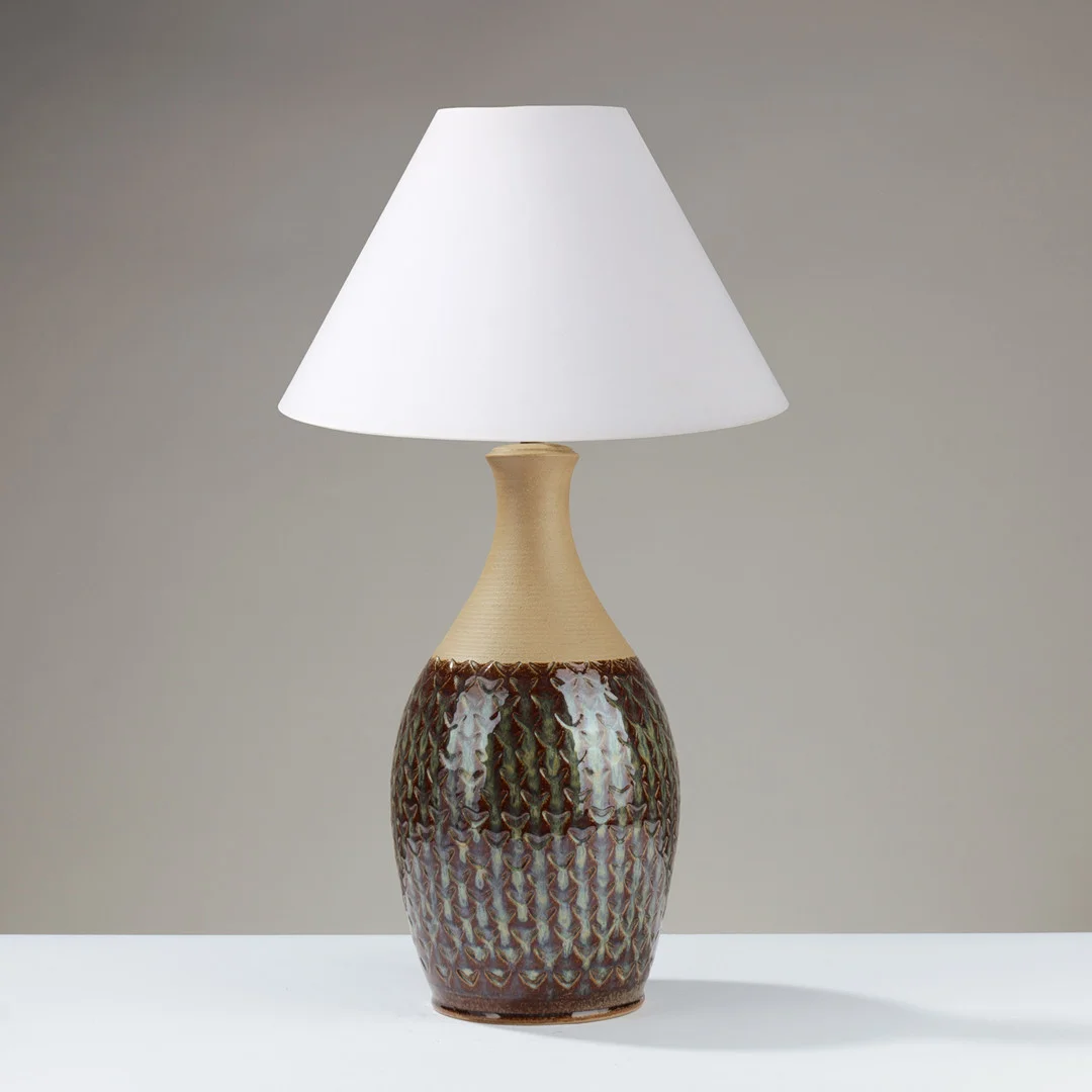 SØHOLM: Stor bordlampe af delvist glaseret stentøj udsmykket med boomerangformede fordybninger, modelnr. 3015, Bornholm, Danmark, 1950/60'erne. — Table Lamps — Palsgaard Kunstauktioner