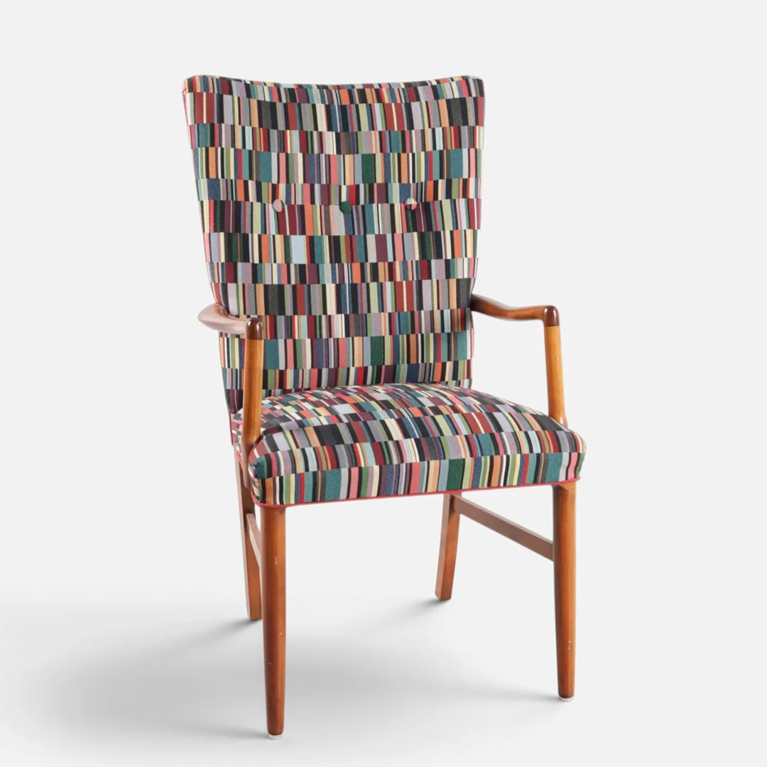 Højrygget armstol med stel af mahogni, betrukket med flerfarvet stof. Dansk snedkermester, 1950'erne. — Armchairs & Chairs — Woxholt Auktionshus