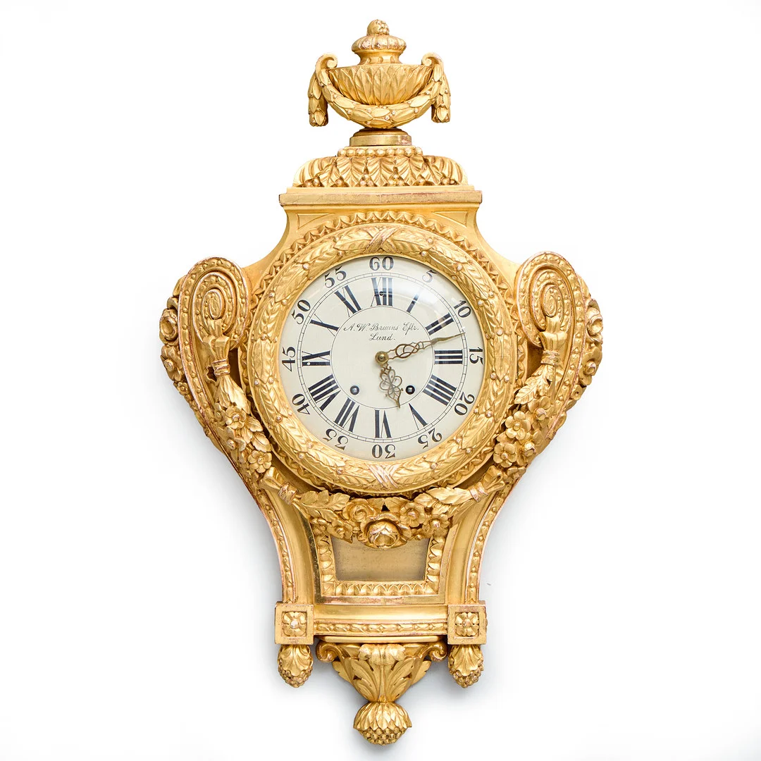 VÄGGPENDYL, signerad A. W. Bruuns Eftr. Lund. Gustaviansk stil, 1900-tal. — Wall Clocks — Uppsala Auktionskammare