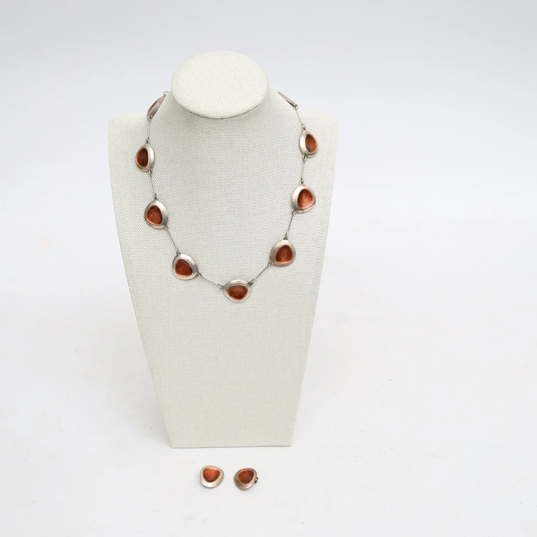 HALSBAND MED ÖRHÄNGEN, möjligen silver, med emaljerad dekor. — Necklace — Falun Auktionsbyrå
