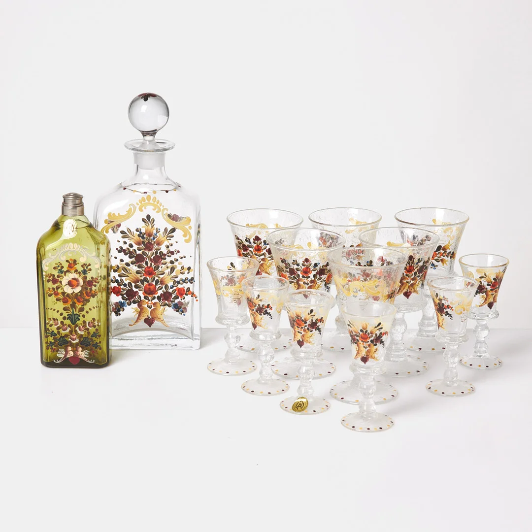 GLASSERVIS, 14 dlr, snapsglas, flaskor, vinglas, emaljmålad dekor, Peter Wolke Glaskunst, Österrike. — Tableware — Stockholms Auktionsverk Sickla